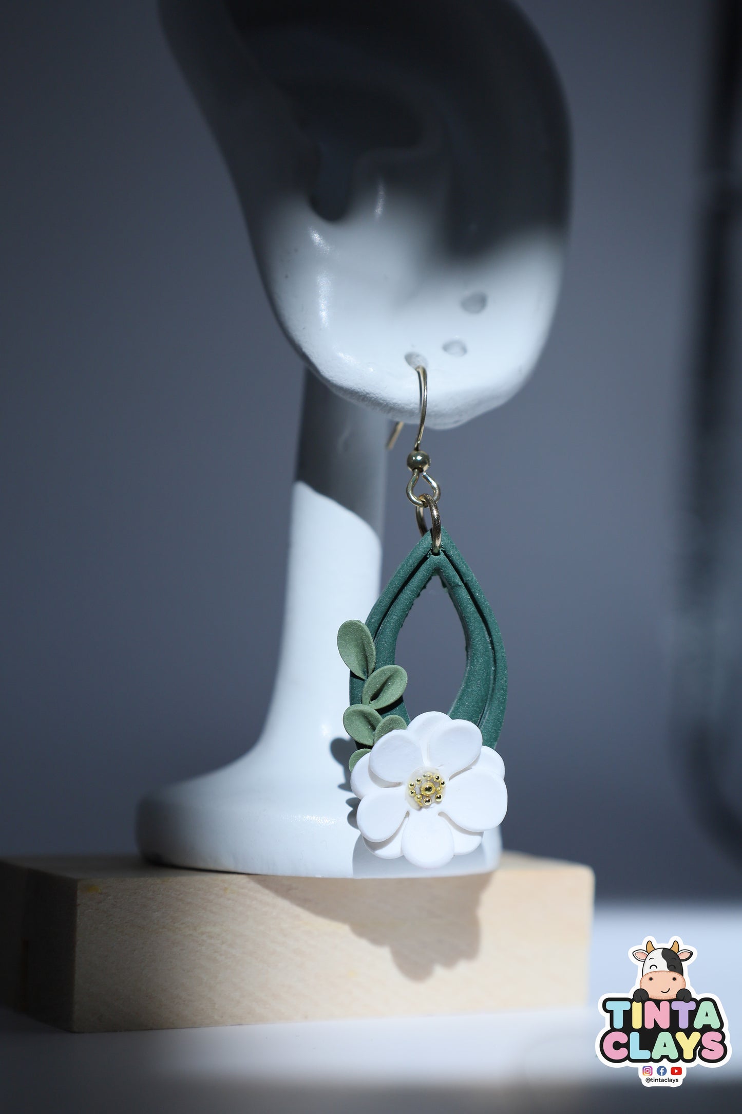 Handmade White Daisy Teardrop Earrings | Botanical Polymer Clay Earrings | Elegant Floral Dangle Jewelry
