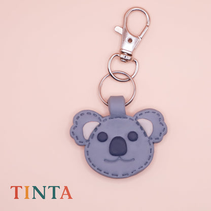 Keychain with koala design on a pink background, featuring the brand 'Tinta'.