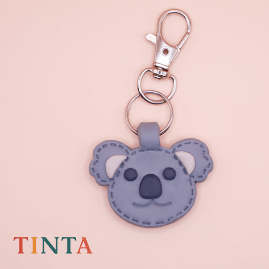 Keychain with koala design on a pink background, featuring the brand 'Tinta'.