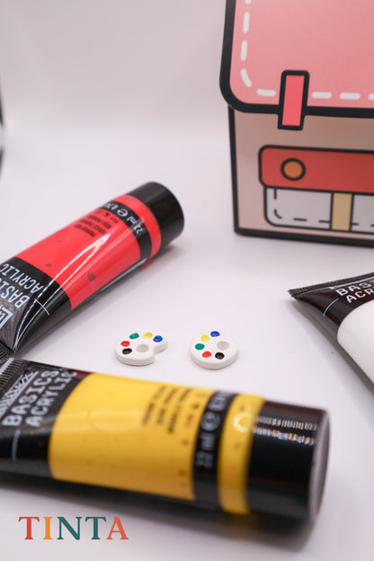 Three tubes of paint labeled 'TINTA' on a white background with a colorful palette.