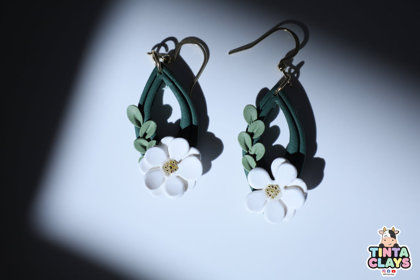 Handmade White Daisy Teardrop Earrings | Botanical Polymer Clay Earrings | Elegant Floral Dangle Jewelry